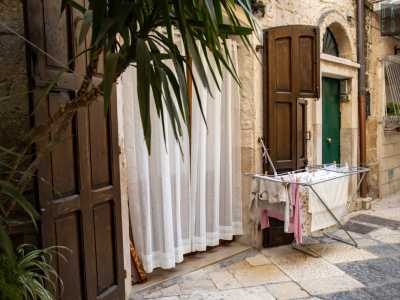 ...chi li ha legati persino con una corda alla porta a mo� di antifurto